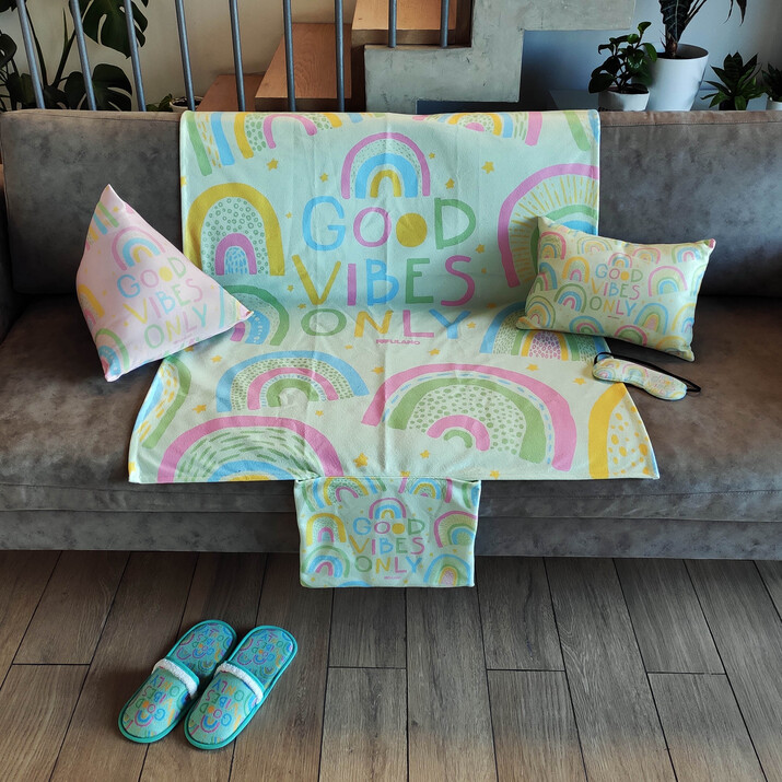 20% OFF -COMBO FIACOSO NUEVO! MANTA CON SOBRE + ALMOHADON + ALMOHADA + ANTIFAZ - ARCO IRIS